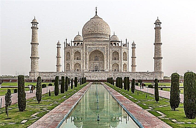 Mausoleum Taj Mahal