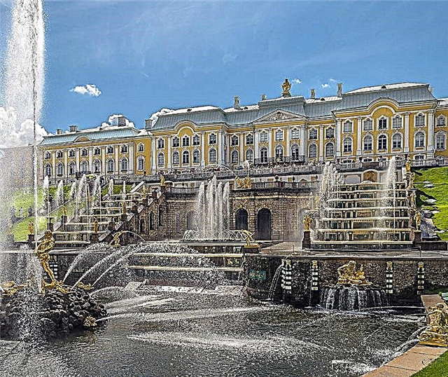 Cung điện và quần thể công viên Peterhof